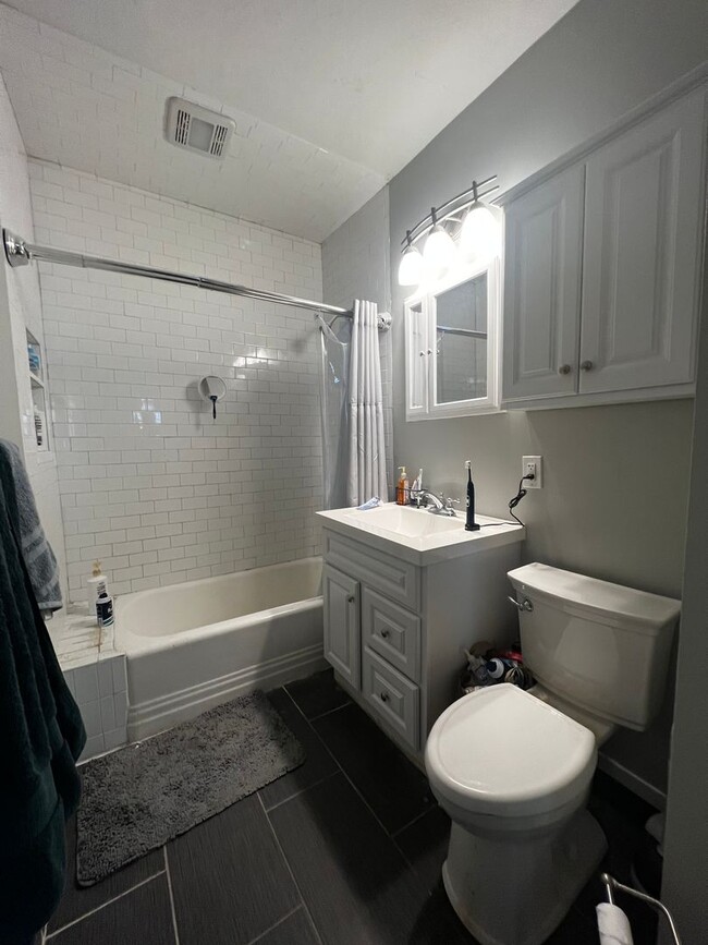 Building Photo - Beautiful, Completely Renovated Condo Qual...