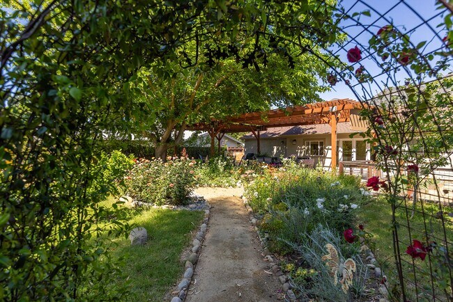 Building Photo - 1113 Sunnyglenn Ave