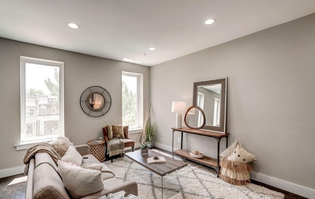 Building Photo - Large 3 Bed/ 2 Bath Condo in Petworth w/ S...
