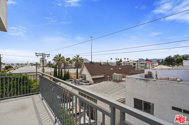 Building Photo - 11042 La Maida St