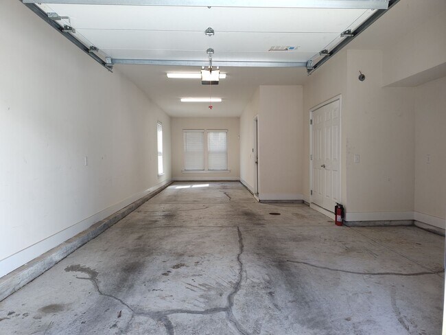 Building Photo - Modern End-Unit Townhome located in the Ce...