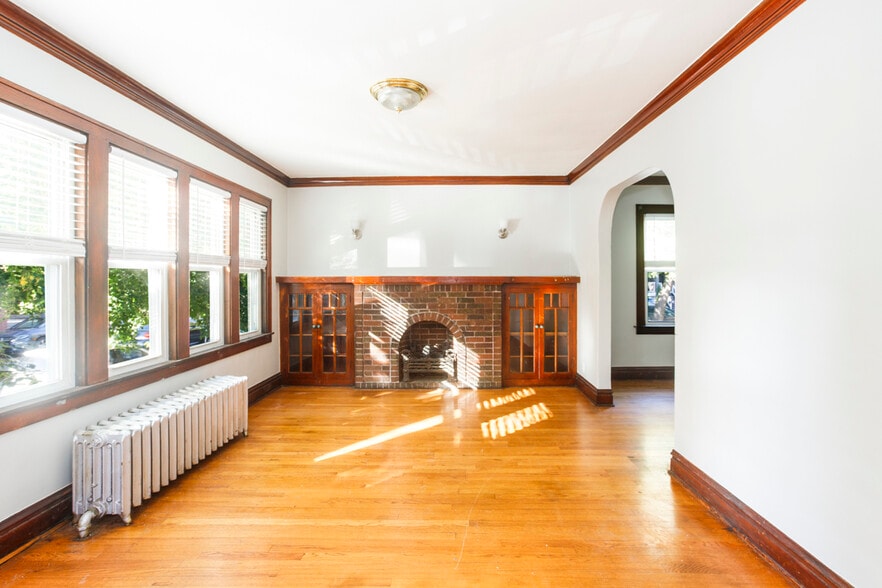 Building Photo - 2152 W Webster Ave