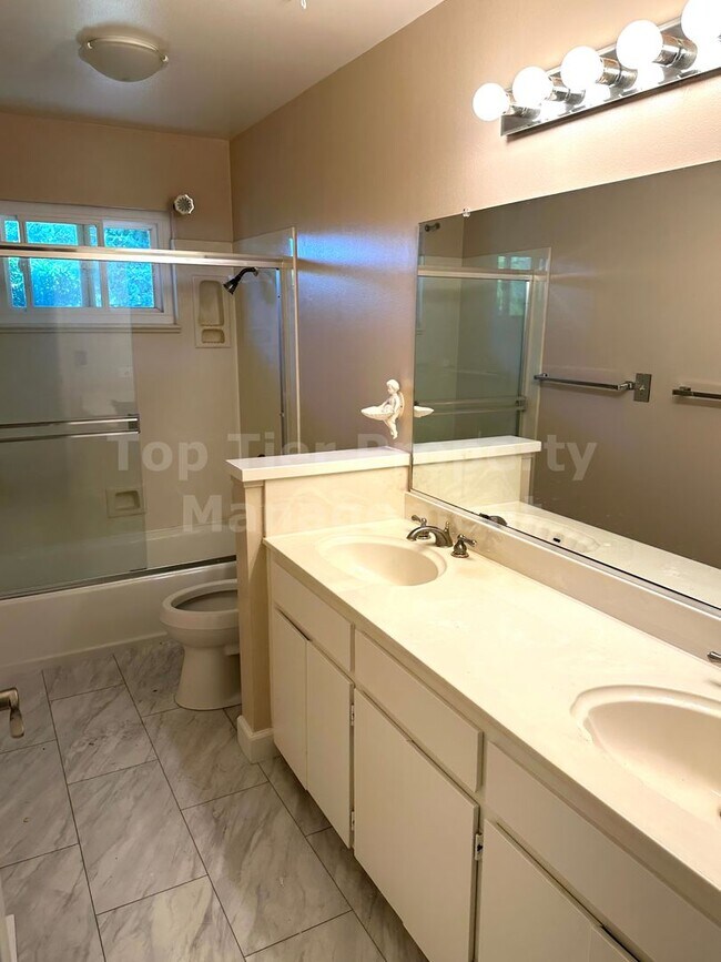 Building Photo - Beautiful 5 Bed, 2 Bath, 2,066 Sqft Pleasa...