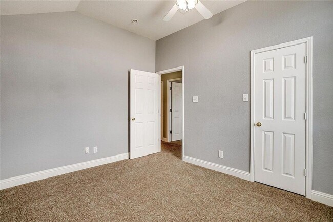 Building Photo - 578 Tanglewood Dr