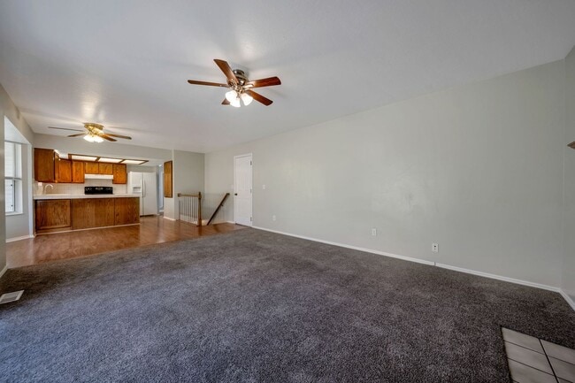 Building Photo - Spacious Sandy Rambler w 2 car attached