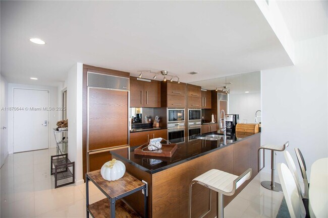 Building Photo - 475 Brickell Ave