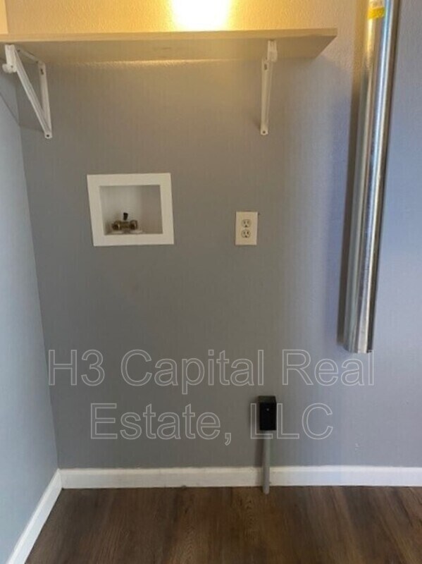 Building Photo - 117 S Main St