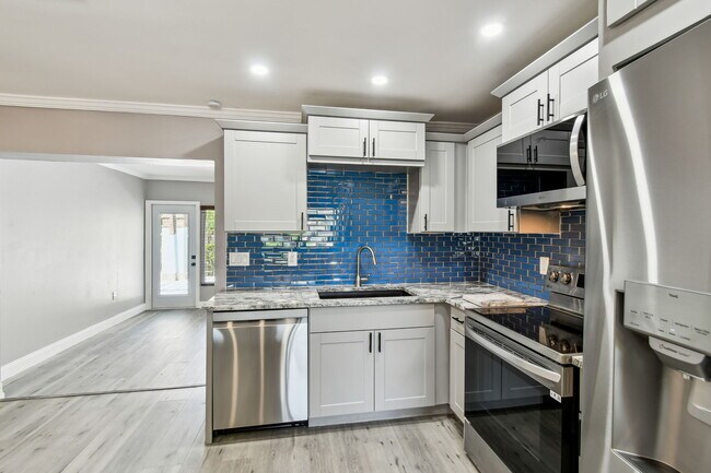 Building Photo - 528 Manor Dr