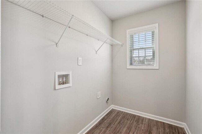 Building Photo - 516 College Dr