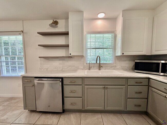 Building Photo - 214 Meadowridge Dr