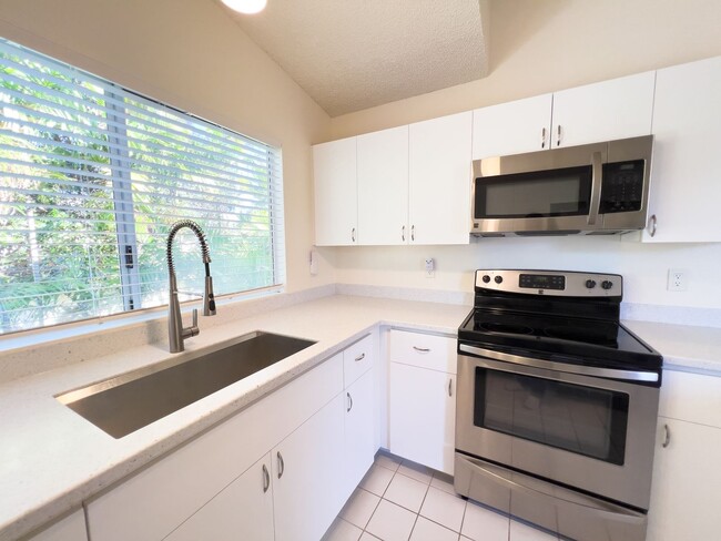 Building Photo - RENT SPECIAL $500 OFF 1ST MONTH'S RENT! 2B...