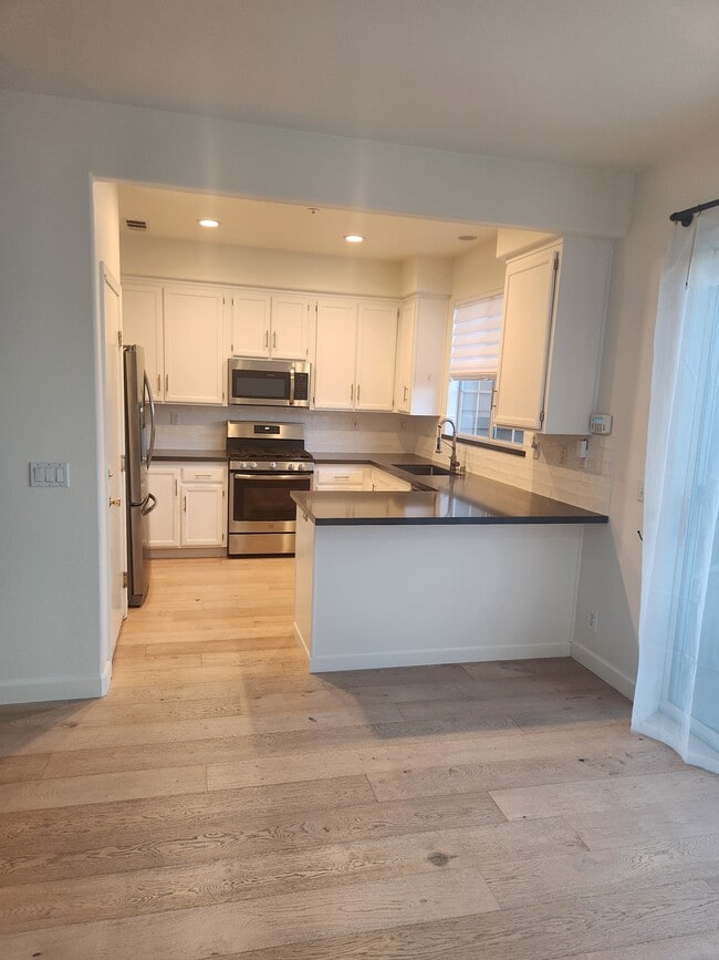Building Photo - 2064 Easton Dr