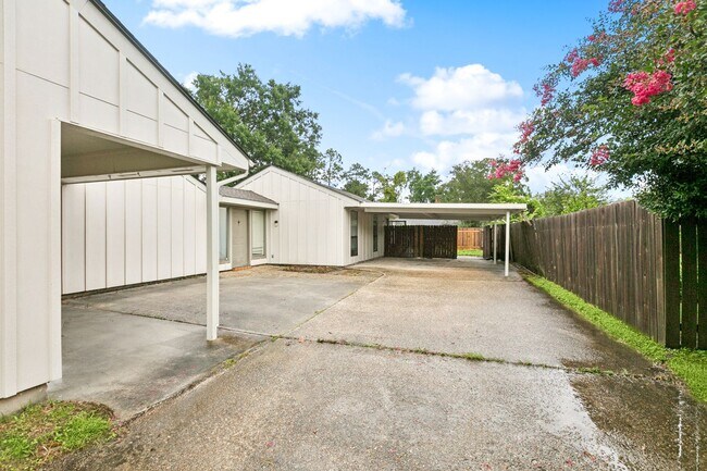 Building Photo - 12037 Oak Haven Ave