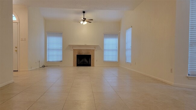 Building Photo - 800 Country Pl Dr