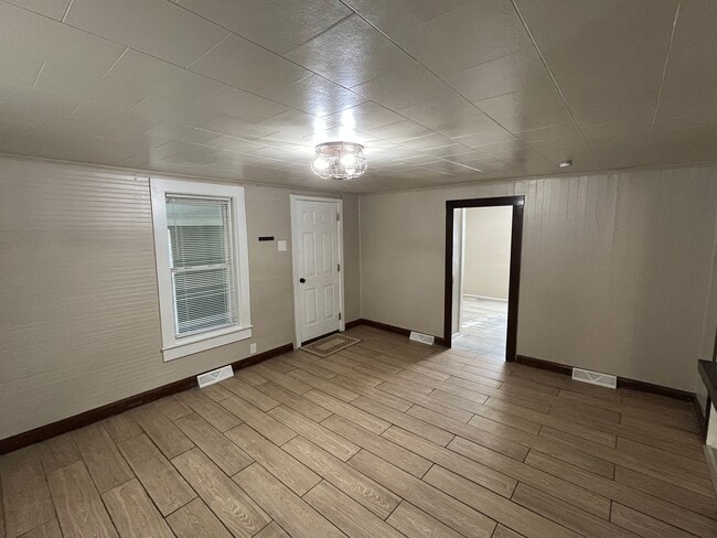 Building Photo - Cozy 2-Bedroom, 1-Bathroom Home