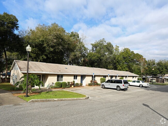 Primary Photo - Oakcrest Apartments