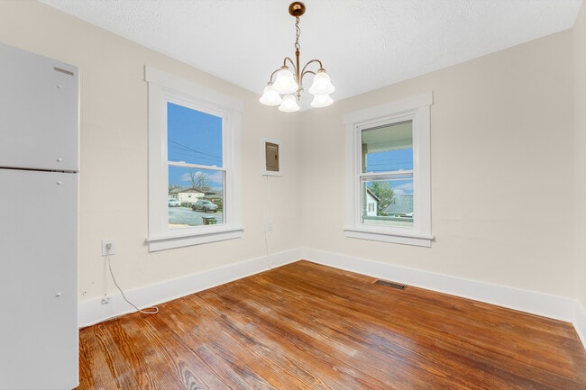 Building Photo - 911 Montrose Ave