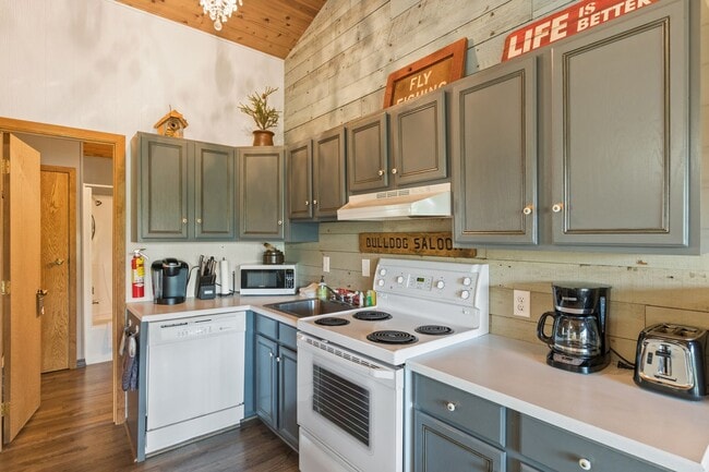 Building Photo - 2 bedroom, 2 bathroom Whitefish Condo, steps away from Whitefish Lake, minutes from the ski slopes!