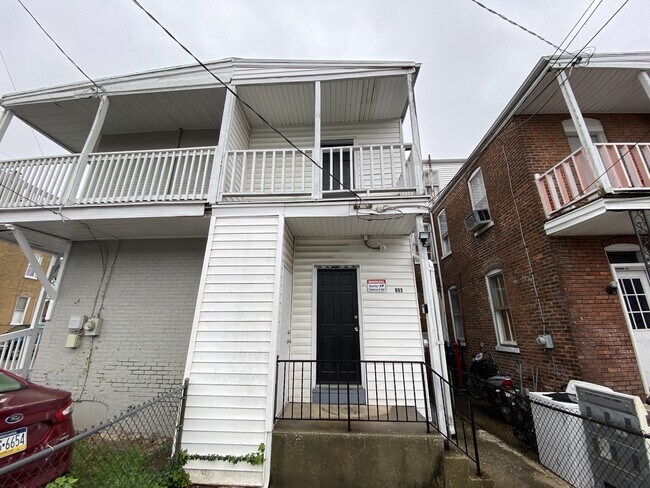 Building Photo - 903 W Poplar St