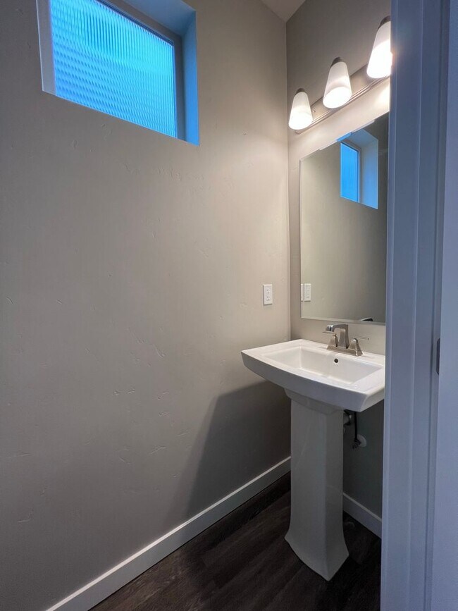 Building Photo - Beautiful 4 bed 2.5 bath Blackrock home in the Verado Subd just off N Locust Grove and Ustick Rd