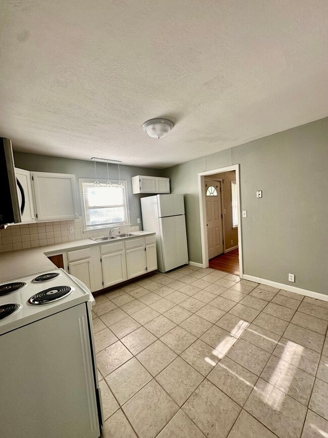 Building Photo - ***1/2 OFF FIRST MONTH’S RENT***Midtown 3 Bedroom 1 Bath Home For Rent