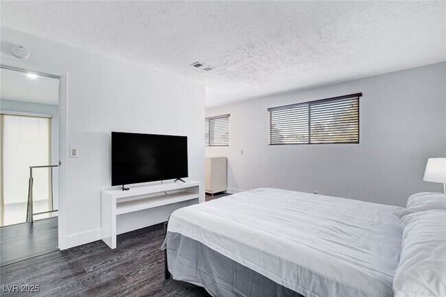 Building Photo - 945 Vegas Valley Dr
