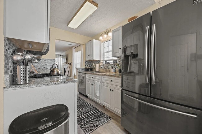 Building Photo - Room in House on Crestridge Ct