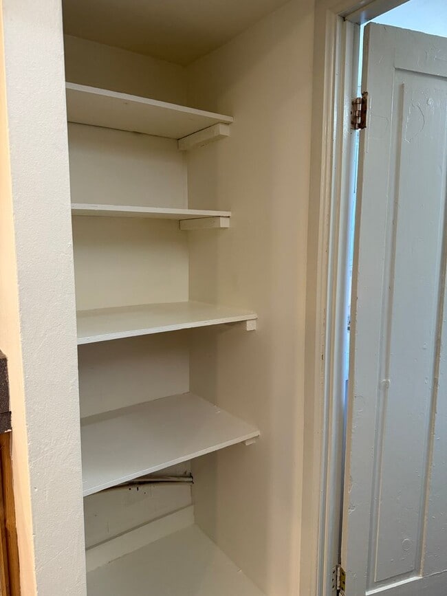 Building Photo - Charming 1 Bedroom Cottage with Bonus Room...