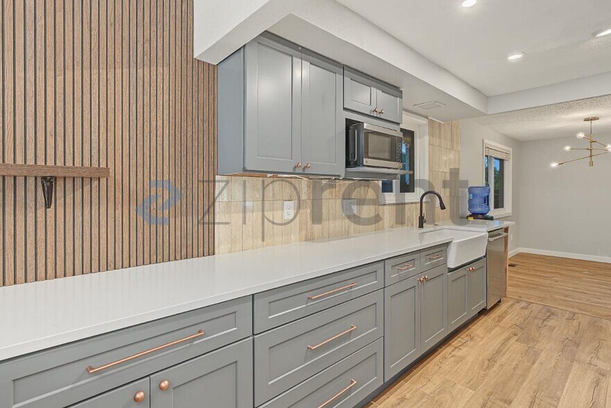 Building Photo - Unit