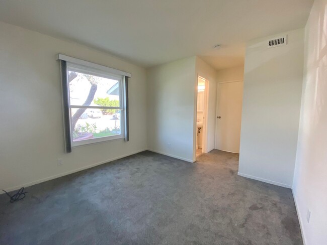 Building Photo - Modern Elegance in North Clairemont! Updat...