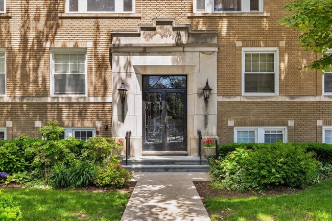 Building Photo - Bright 2BR Condo in Bloomfield – Prime Loc...