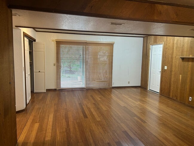 Building Photo - 4 Bedroom Home Near Whatcom Falls