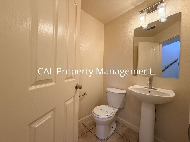 Building Photo - Stunning 5 Bed/3 Bath Home with Fireplace & 2 Car Garage
