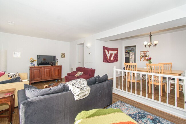 Building Photo - Charming 3 Bed 3.5 Bath Townhome