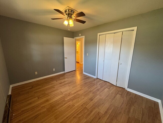 Building Photo - 2 bed/ 1 bath duplex with Carport