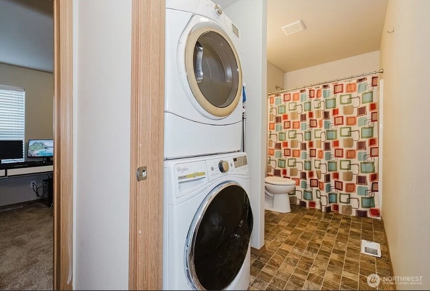 Launrdyroom and full bath in finished basement - 106 Goldenrod St