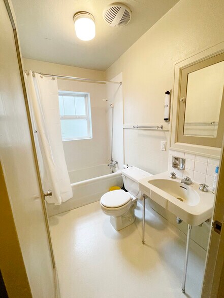 Building Photo - 905 NE C St