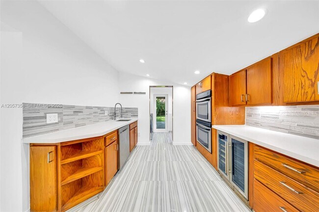 Building Photo - 1104 NE 85th St