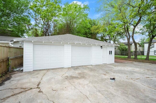 Building Photo - 304 Delmar St