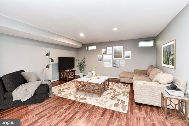 Building Photo - 641 Meade Dr SW