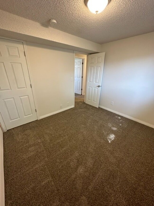 Building Photo - Beautiful 4 Bedroom 2 Bathroom house! #1103