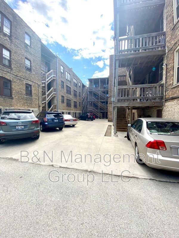 Building Photo - 1719 W Ainslie St