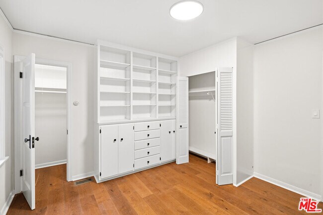 Building Photo - 10309 La Grange Ave