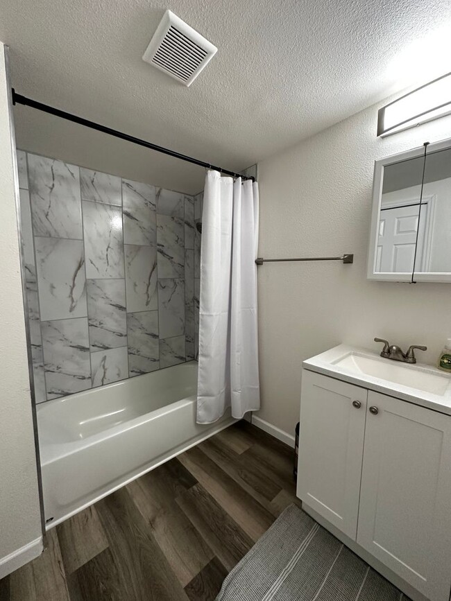 Building Photo - Beautiful Newly Remodeled Furnished Home: ...