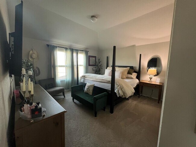 Building Photo - 225 Graver St