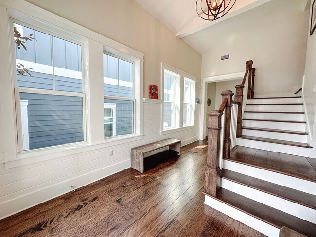 Building Photo - New, exclusive 3200 sq ft 4 bedroom/3.5bat...