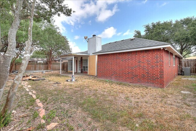 Building Photo - 6405 Clairfield St