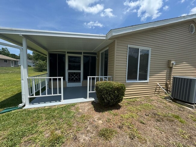 Building Photo - Charming 2/1 Home in Oak Run 55+ Community...