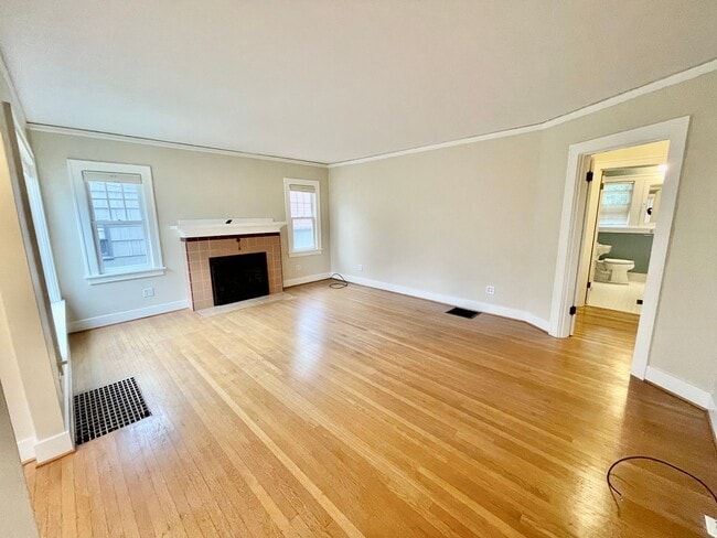Building Photo - Rare Find, Large 3bd/2bathroom (w/ Bonus Rooms) House Near Rose City Golf Course