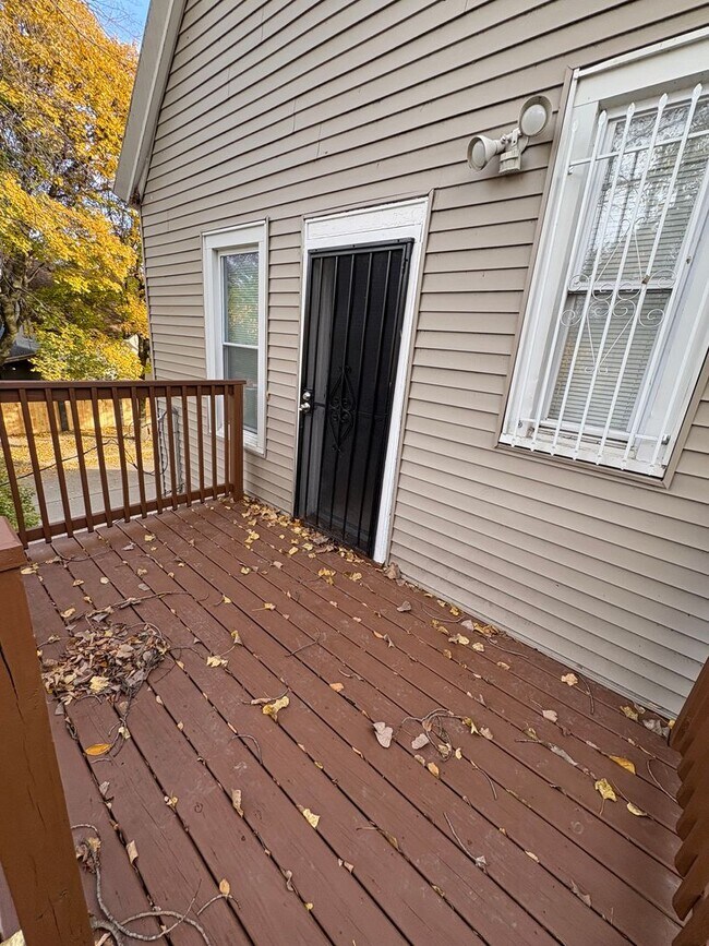 Building Photo - 1034 W 61st St